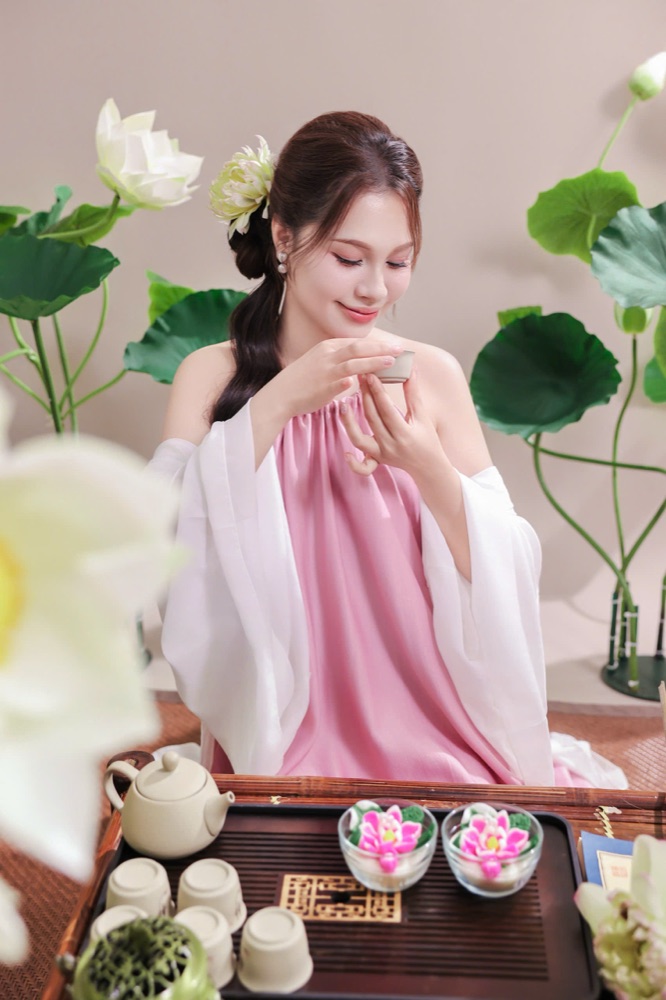 Nguyễn Thu Hương — người sáng lập Nến Hoa Khuê Các — trực tiếp làm, trực tiếp dạy